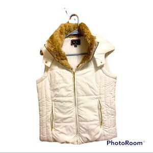 NWOT Love Tree Women’s White Puffer Vest With Detachable Faux Fur Lined …